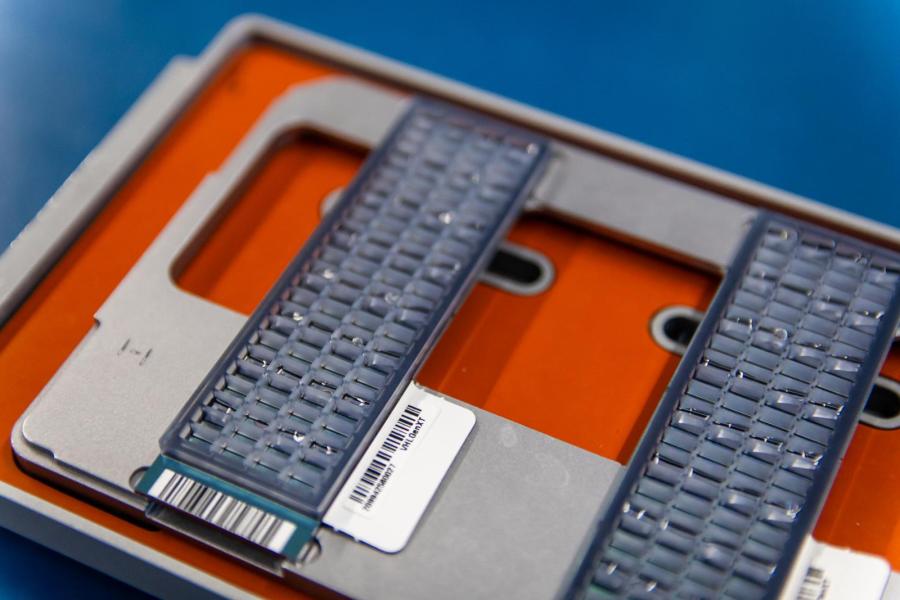 Het zuivere DNA wordt overgeplaatst naar een DNA-microarray, een glazen plaatje met veel vakjes in rasterpatroon. In elk vakje plaatst de laborant het DNA van een ander kalf
