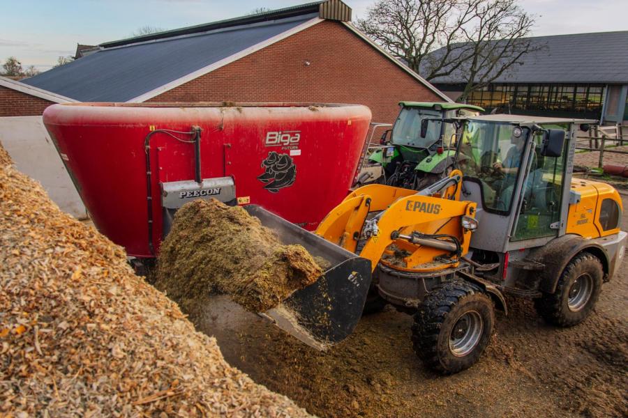 Het basisrantsoen bestaat hoofdzakelijk uit mais en gras en wordt gemengd gevoerd