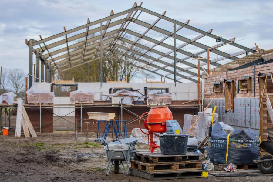 Er wordt nog volop gebouwd, waarbij veel zelf wordt gedaan. Nu is de werkplaats aan de beurt, waarvoor de eerste spanten al staan