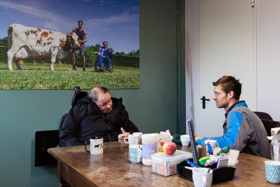 In de kantine hangt een grote poster van honderdtonner Cunera 110 (v. Kian), waar Jos en Daan erg trots op zijn