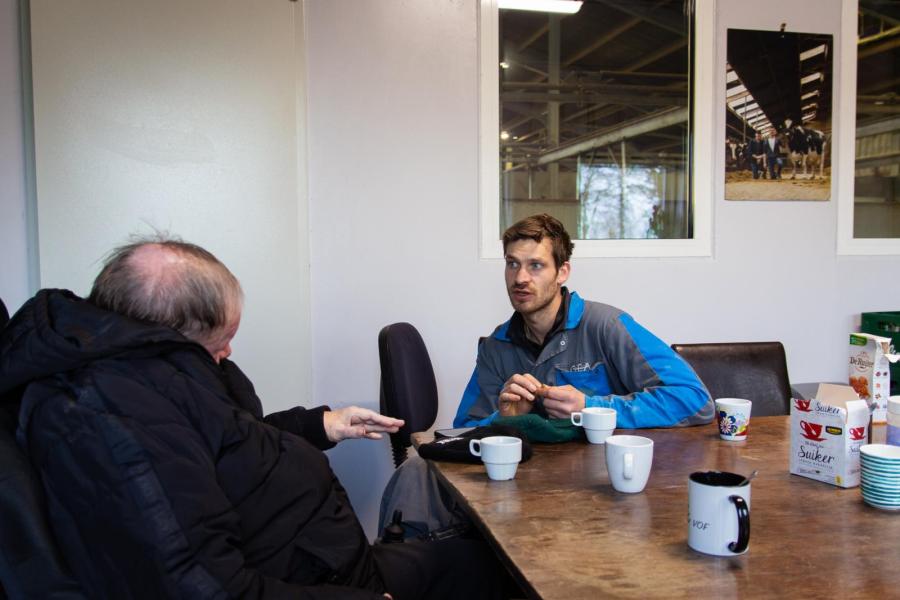 Ondanks dat Jos niet meer kan praten, kan hij nog wel communiceren met Daan. Dat gaat vooral via handgebaren en tellen