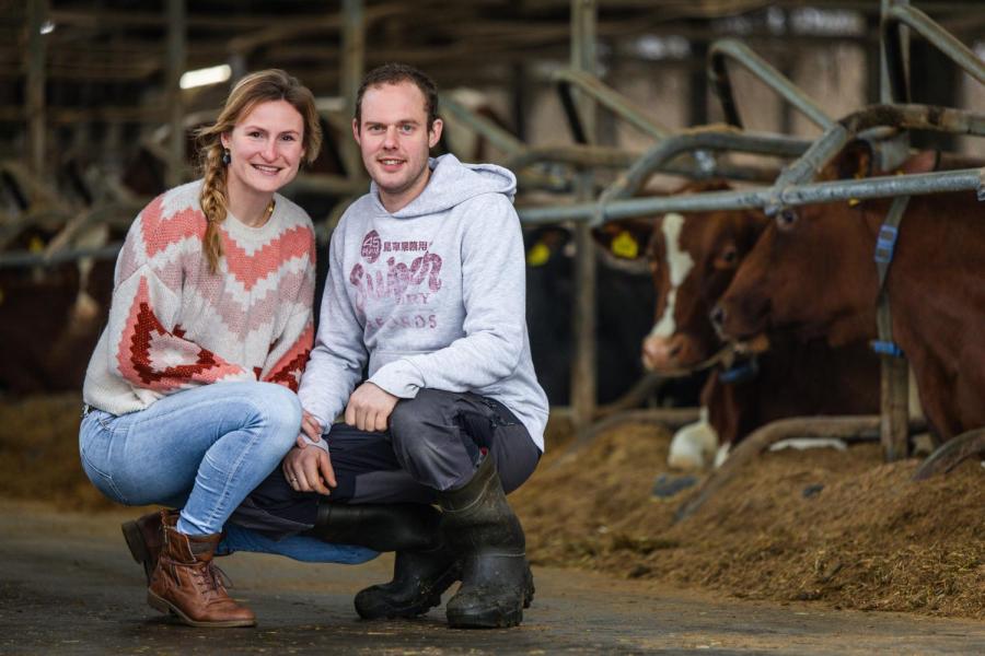 Dennis en Jessika Nijhof hebben in Oene een biologisch melkveebedrijf met 62 melkkoeien en 25 stuks jongvee. Ze hebben 32 ha productiegras en 3 ha onbemest natuurland in gebruik