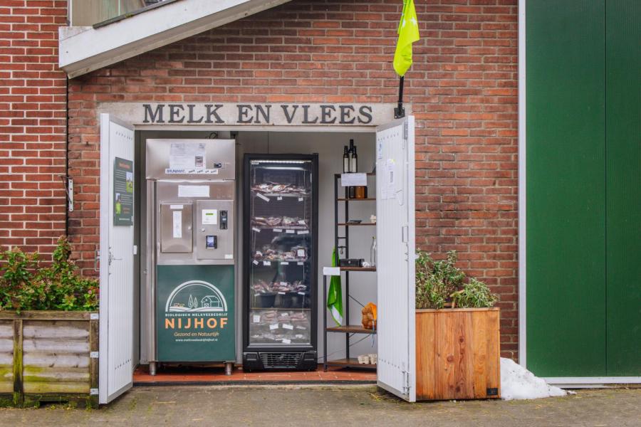 Voor de stal prijkt sinds september een tweedehands melktap