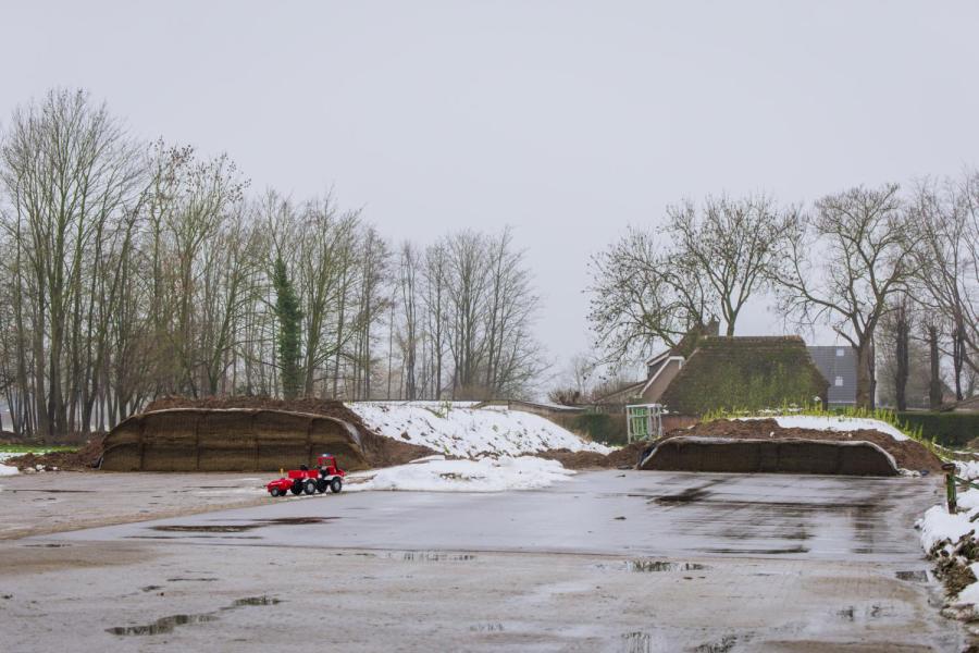 Het rantsoen bevat daarnaast zo’n tien kilo kuilgras uit verschillende kuilen – de veehouder heeft altijd meerdere kuilen open – aangevuld met zes kilo hooi
