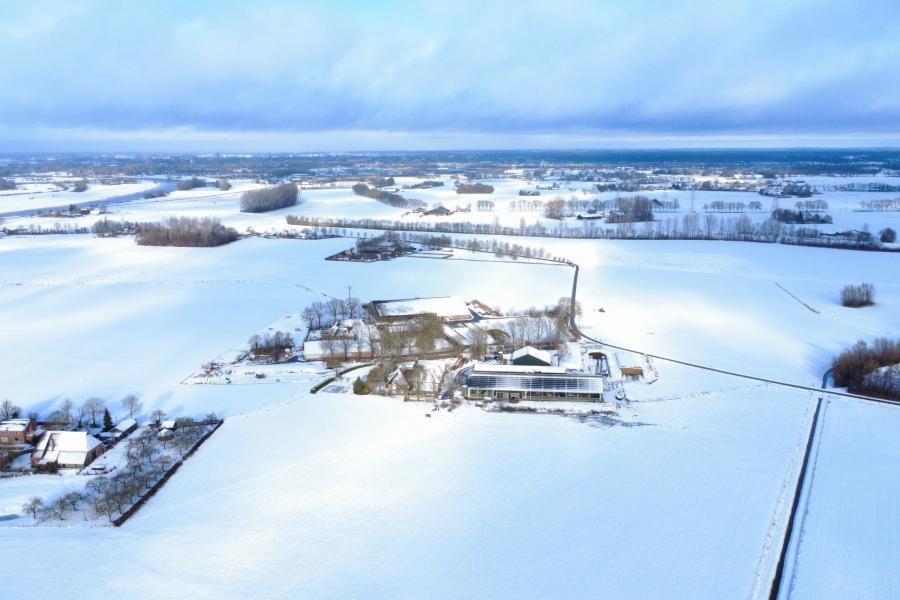 Luchtfoto van melkveebedrijf Holtslag-Degen in Wichmond (foto: Stijn Holtslag)