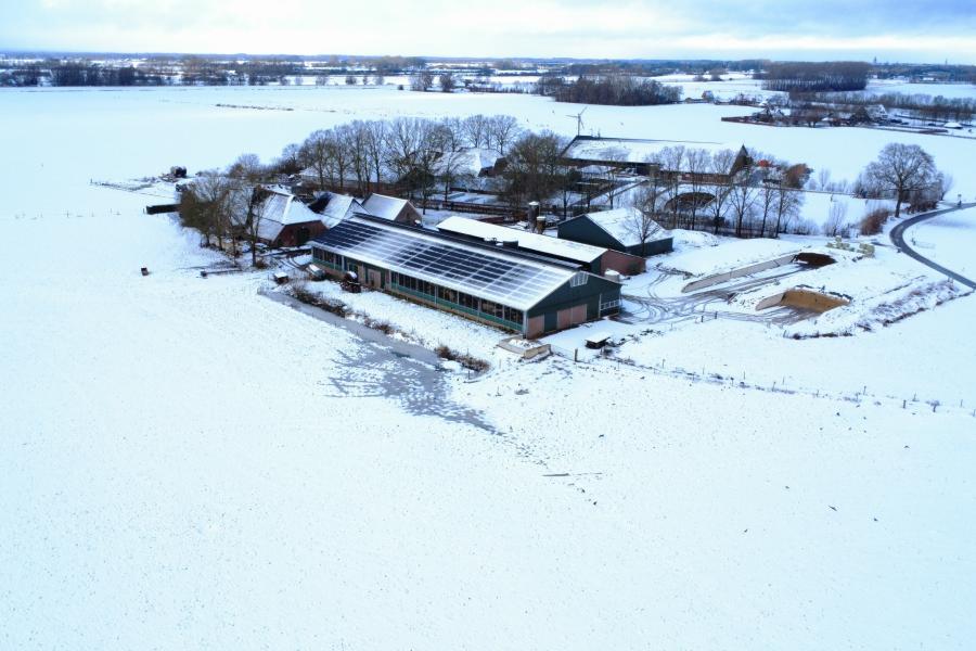 Luchtfoto van melkveebedrijf Holtslag - Degen in Wichmond (foto Stijn Holtslag)