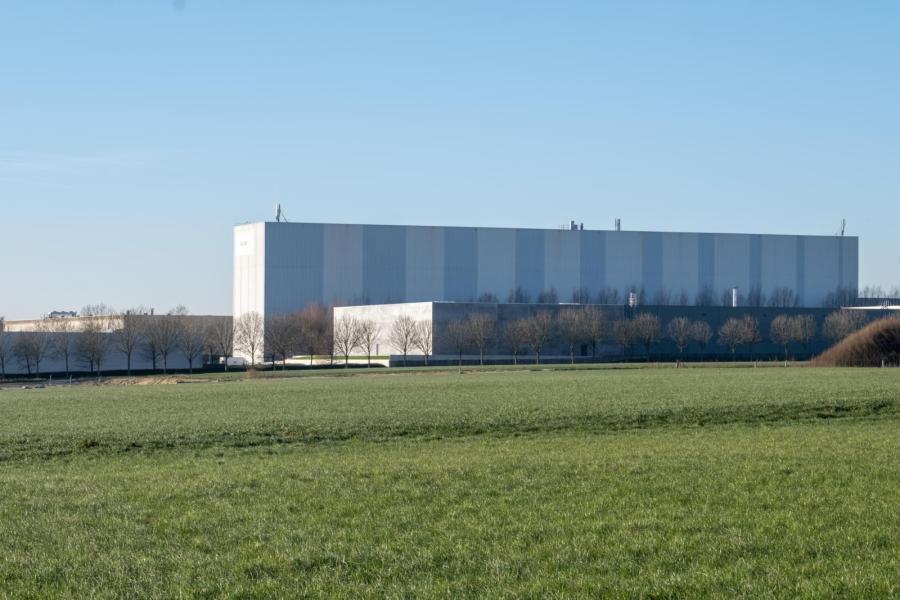 Het bedrijventerrein van Tielt is in de loop van de jaren opgerukt tot dichtbij het erf