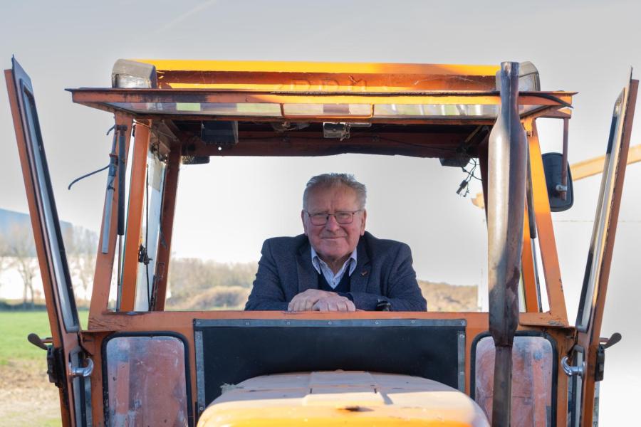 Franz De Fauw (80) is getrouwd met Jeanine (73) en na zijn vader en grootvader de derde generatie De Fauw die boert op Het Caloenhof. Hij kwam als 16-jarige thuis werken en nam in 1972 de boerderij over.