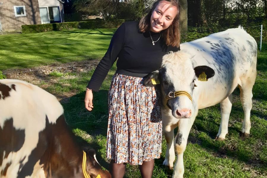 Als jong meisje droomde Laura Bos ervan om haar eigen koeien te hebben. Toen ze een aantal jaar geleden verhuisde naar een boerderij met een erf, kreeg ze koeien Roodje en Blauwtje van een boer die ze in de vakanties weleens hielp