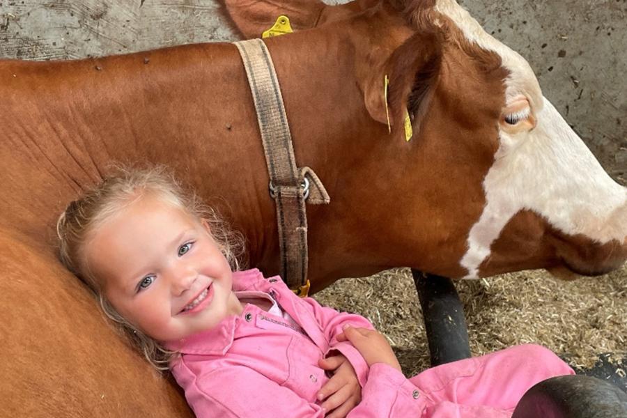 De bijna vijfjarige Lieke van Houwelingen is een echte toekomstige boerin. Ze knuffelt graag met haar lievelingskoe Jana. Jana is net als Lieke geboren in 202. De koe vindt het heerlijk om geborsteld te worden en is een echte knuffelkoe