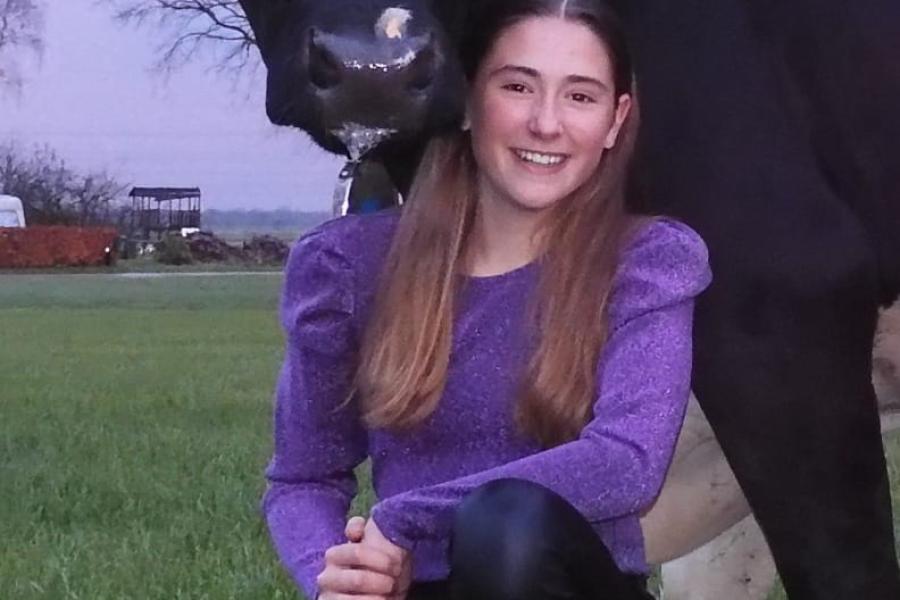 De dertienjarige Suzan Kieskamp kent haar lievelingskoe Nelly 64 al haar hele leven. Als klein meisje ging Suzan al mee melken. Haar vader tilde haar dan op, zodat ze het melkstal onder Nelly kon hangen. Nelly is lief en haar uier hangt niet zo hoog
