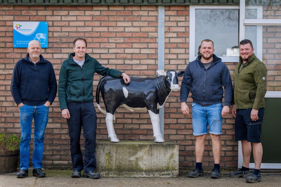 In het Gelderse Gameren runnen Gijs, Rinze, Thomas en Evert melkveebedrijf Spalandhoeve met 315 melkkoeien en 112 ha grasland en 8 ha mais 