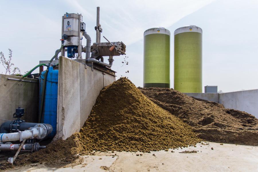 De dikke fractie zet Westra af bij een lokale glastuinbouwondernemer die het goed in de kas kan gebruiken