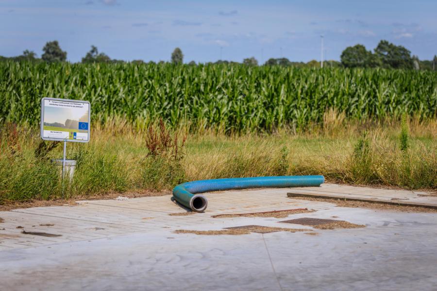 Spoelwater van het erf en de robots wordt opgeslagen in aparte putten en benut om mest te verdunnen bij het uitrijden