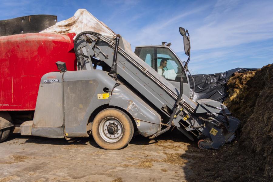 De koeien worden gevoerd met een zelfrijdende voermengwagen