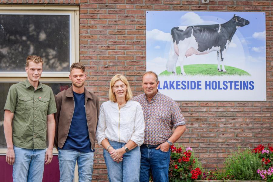 André en Willeke van Vliet runnen het gemengde bedrijf in Zeewolde samen met hun zonen Sjoerd en Coen. In totaal telt het bedrijf 130 melkkoeien en 100 stuks jongvee