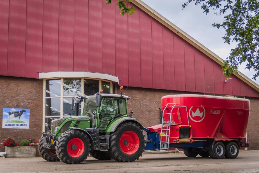 De Lakeside-koeien zijn jaarrond binnen. Hun dagelijkse menu bestaat uit 1 ton bierbostel, 1 ton bietenperspulp, 2 ton gras, 2,5 ton mais en 300 kg soja aangevuld met Spaans stro