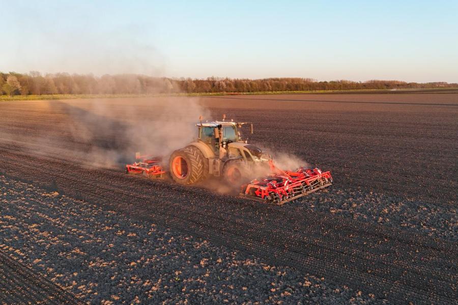 Als de tijd het toelaat, verrichten Coen en Sjoerd met de eigen machines ook loonwerk voor derden. Ze zaaien bijvoorbeeld in bij andere veehouders, rijden mest uit of laden balen (beeld: Coen van Vliet)