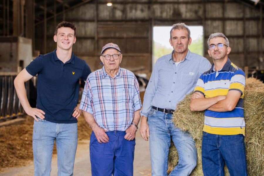 Melkveehouders Camiel, Frans, Jean-Paul en Frank van Aubel (op de foto v.l.n.r.)  hebben in het Zuid-Limburgse Eijsden een melkveebedrijf met 155 koeien