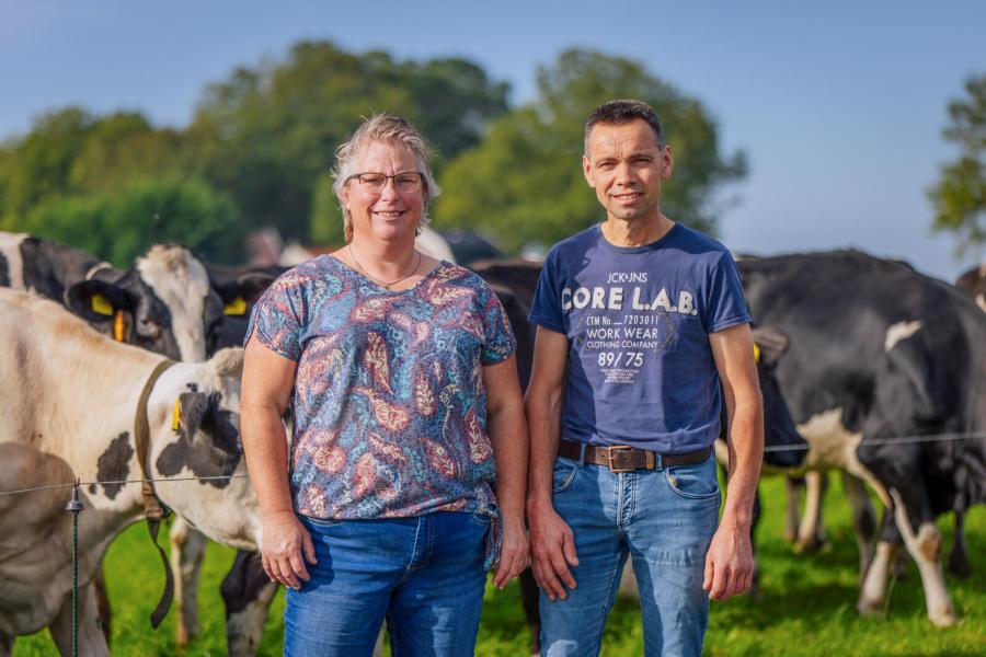 Sandra (47) en Johan (54) Bunnik beheren in Wijdenes een melkveebedrijf met 124 melk- en kalfkoeien en 50 stuks jongvee op 70 hectare, waarvan 57 hectare gras en 13 hectare mais