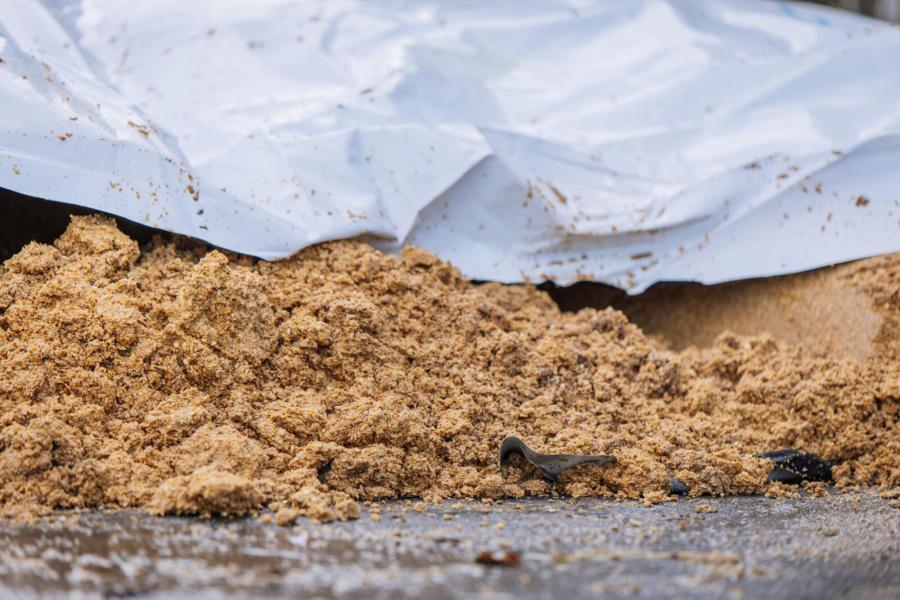 Een zetmeelrijk mengsel van bierbostel en een aardappelproduct vervangt voereiwit. Het levert veel energie op pensniveau en zorgt daarmee voor een hoge microbiële eiwitproductie.