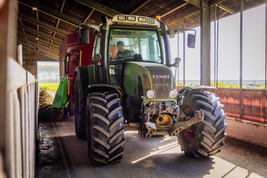 Voor een hoge eiwitbenutting passen de veehouders het basisrantsoen aan op de kwaliteit en het aanbod van weidegras. Ze sturen op het ureumgehalte in de  tankmelk.