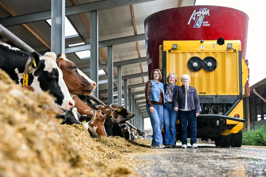 Christel, Pauline en Annie poseren op de voergang in het nieuwe gedeelte van de stal. 