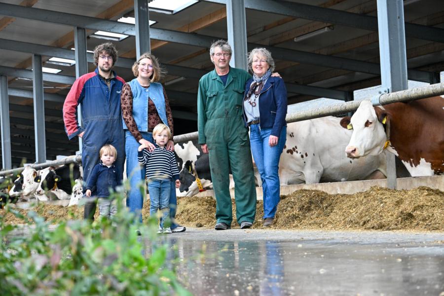Christel samen met haar man Henk Jan Sprokkereef en kinderen . Rechts op de foto staan Pauline en haar man Marcel Wolthuis.