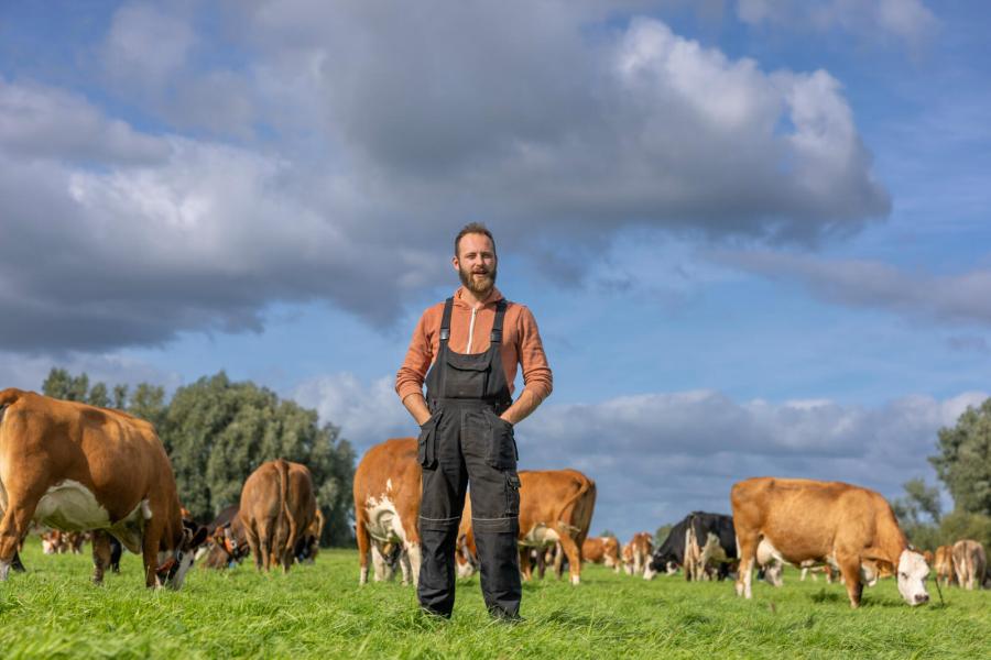 Samen met zijn compagnon Freddie Aalberts heeft Robert Kuiper in Hasselt een biologisch melkveebedrijf met 40 stuks jongvee en bijna 90 melkkoeien met een gemiddelde melkproductie van tussen de 6000 en 6500 kg melk met 4,20% vet en 3,60% eiwit
