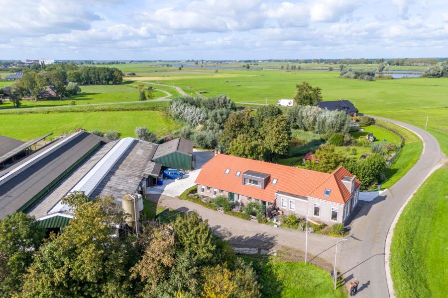Het bedrijf ligt aan de dijk tussen Hasselt en Genemuiden. Op de achtergrond is het Zwarte Water zichtbaar. Robert heeft 110 hectare in gebruik. Daarvan ligt zo’n 60 hectare in de uiterwaarden, deels in eigendom en deels in samenwerking met Staatsbosbeheer