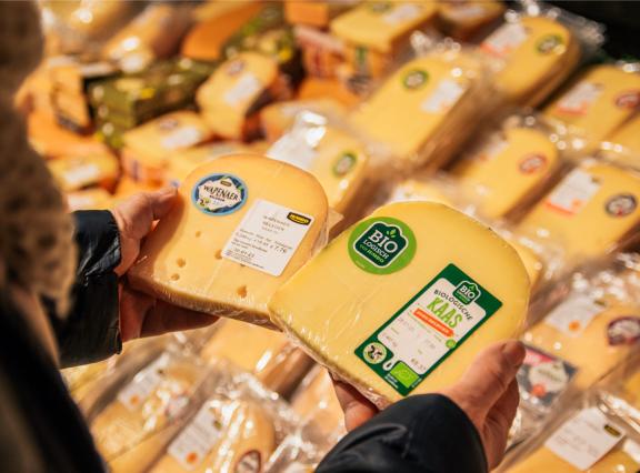 De omzet van biologisch kaas in de Nederlandse supermarkten steeg in een jaar tijd met ruim 22 procent