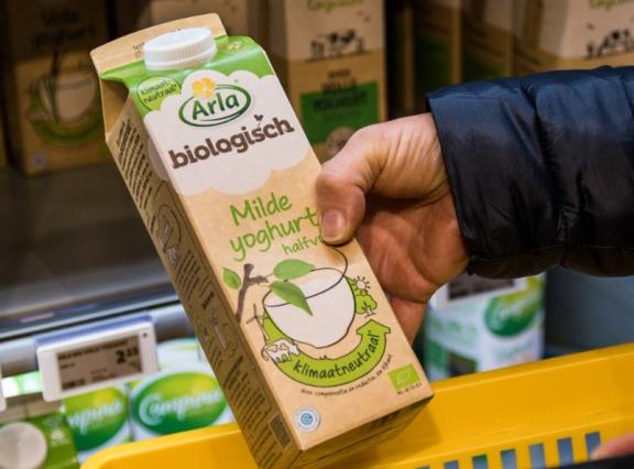 Arla verwacht dat de marktomstandigheden de komende maanden nog onstabiel zullen blijven vanwege het grote aanbod van melk. De coöperatie ziet echter wel voorzichtig tekenen van herstel
