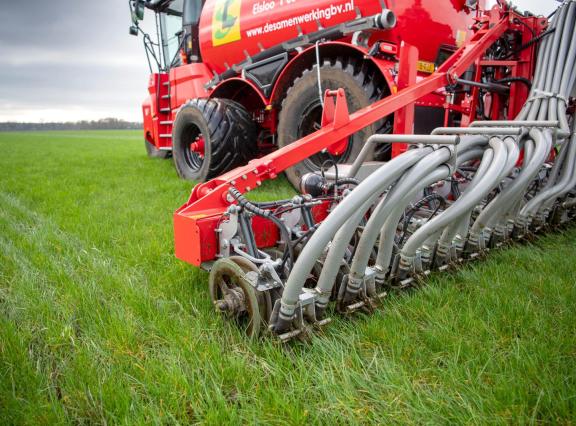 Bij het inbrengen van mest in de grond blijft er meer stikstof in de bodem beschikbaar voor het gewas. Dit leidt tot een beteren stikstofopname en hogere gewasopbrengsten.