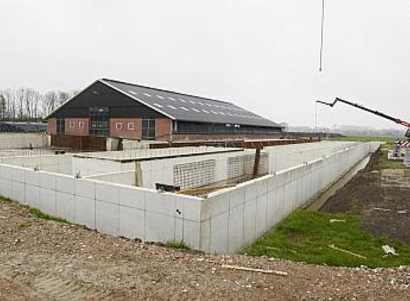 Bouwen van een nieuwe stal werd twee keer zo duur door duurder bouwmateriaal en een hogere rente