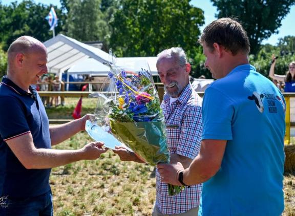 Jan van der Wal (midden) ontvangt de award uit handen van Koepon-medewerker Alex Borst (links) en fokveedagvoorzitter Rienk Jonkers (rechts) (foto: Henk Lomulder)