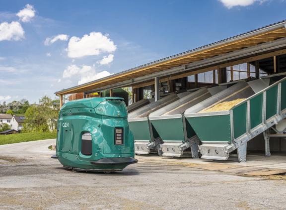 De voerrobot van GEA moet gevuld worden via voerbunkers