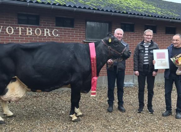 De tweede honderdtonner van Denemarken met haar verzorgers