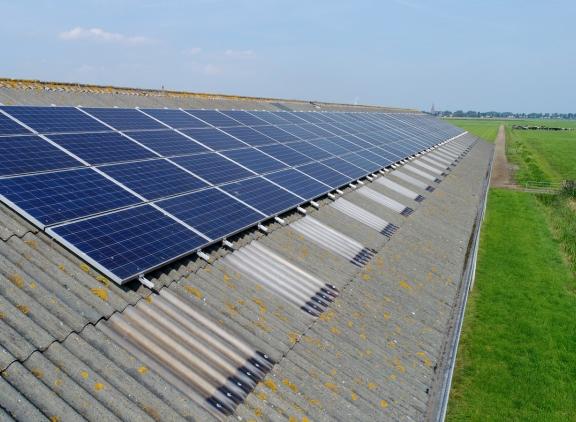 Duurzaam opgewekte stroom wordt efficiënt op het eigen erf benut, waardoor het elektriciteitsnet wordt ontlast