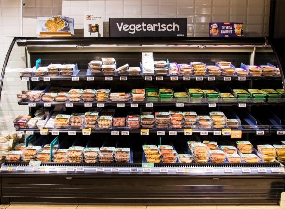 Om de consumptie te sturen zou het kabinet de invoering van een belasting op zuivel en vlees moeten overwegen