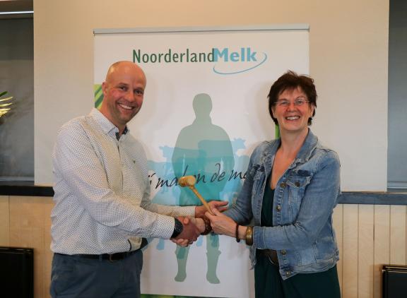 Alma den Hertog draagt het voorzitterschap over aan Adrian Langereis