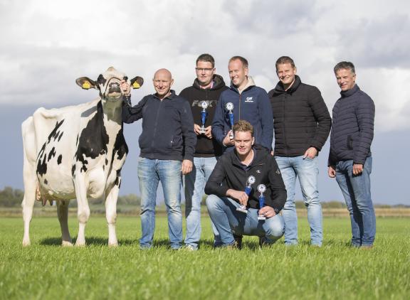 De winnaars van het NK veebeoordelen: (v.l.n.r.) Daan Aalberts (gastheer), Frans van der Molen (3e), Herre Kuiper (winnaar), Rienk Jonkers (jury), Addy Moree (jury) en zittend Stan Brekelmans (2e en beste debutant). (foto: Teus van Herk, Koeienfoto’s.nl)