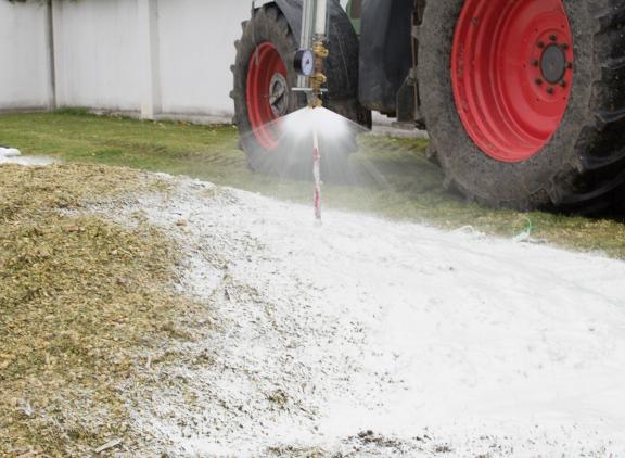 Het eetbare kuilplastic wordt in vloeibare vorm over de kuil gespoten