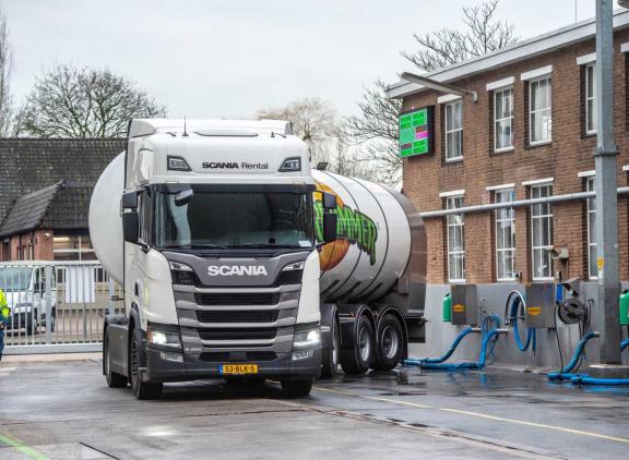 Veehouders betalen via hun melkafnemer maandelijks contributie aan ZuivelNL, afhankelijk van de hoeveelheid melk die ze leveren