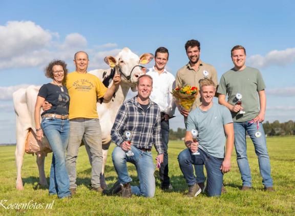 De winnaars van het NK veebeoordelen: (v.l.n.r.) Anje en Piet Grin (melkveehouders), Jorrit Riemersma, Berry van Engelen (voorbrenger), Frank Winter, Jasper van 't Oever en Jouke Holmer 