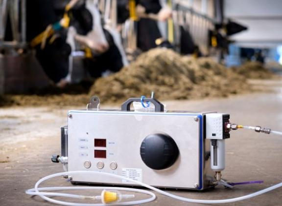 Met een in de melkrobot geplaatste sniffer kan de methaanconcentratie gemeten worden (foto: Wageningen Livestock Research)