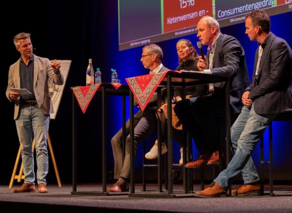 Joris Relaes, Mireille Einwachter, André van Troost en Jochem van der Starre in discussie onder leiding van dagvoorzitter Jan Arie Koorevaar