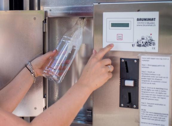 Melkveehouder Erwin Bijman begon zijn melktappunt om mensen te betrekken bij het boerenleven