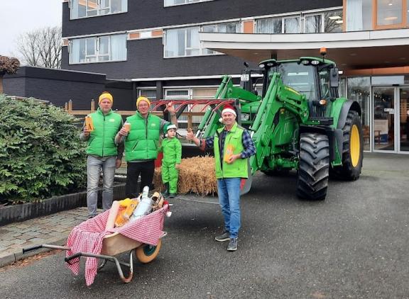 Al vijf jaar op rij deelt Herbert Verploegen met een groepje melkveehouders in de gemeente Beuningen chocomel met slagroom uit in verzorgingstehuizen