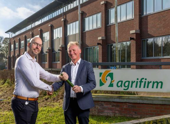 Arian Kamp (rechts) draagt het stokje over aan Gerben Smeenk (links)