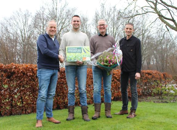 Jan Willem ten Hove van KWS overhandigt Rogier en Jan Dasselaar de hoofdprijs. Veeteelt-hoofdredacteur Jaap van der Knaap (rechts) kijkt toe